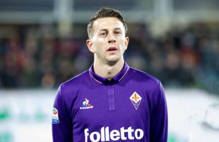 在她丈夫面前